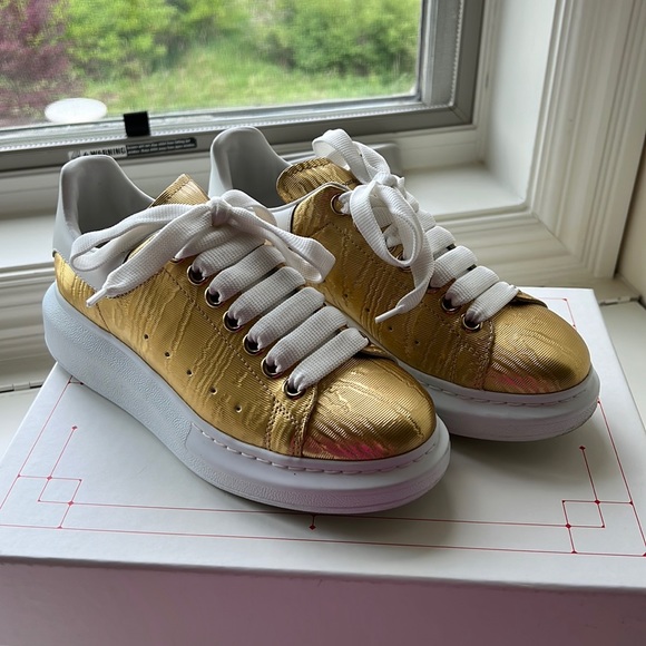 Alexander McQueen gold sneaker - Picture 2 of 7